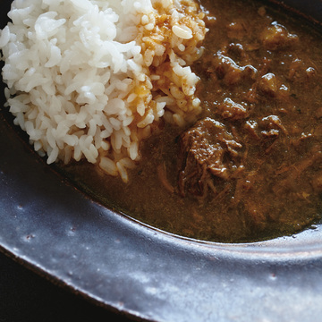 ほぼ全員が締めに注文する　焼肉すどうの「〆カレー（赤牛）」