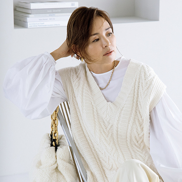 絶妙な甘さがアラフィー世代にぴったり！袖のデザインが特徴的な「フェミニンシャツ」で秋コーデを新鮮に