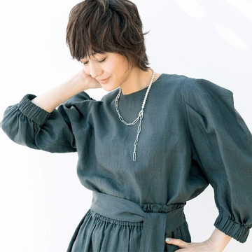 富岡佳子さんが着こなす、洗練された日常名品「blanc iris」淡水パール×シルバーチェーンネックレス