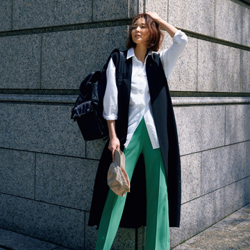 ロング丈×黒なら引き締め効果抜群！ 夏の着こなしを広げる「ジレ」の正解コーデ