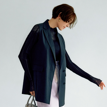 【切れ味増しのショートジレ】透け感やツヤ感をおしゃれにつなぐ黒リネン