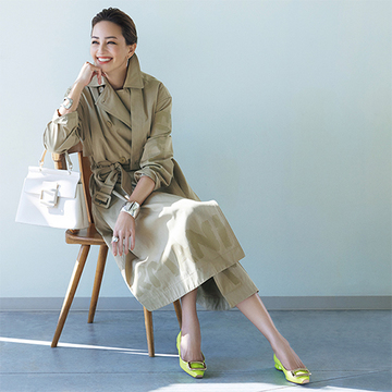 ネオンカラーで春のトレンチスタイルが華やぐ！「ロジェ ヴィヴィエ」のインパクトカラー靴