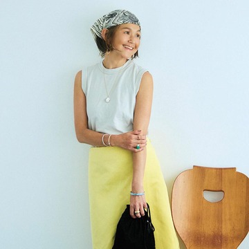 華やかなものをカジュアルに取り入れる！松井陽子さんの夏のラグジュアリースタイル