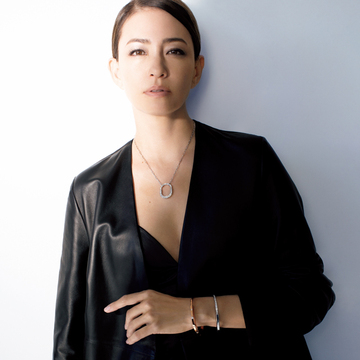 【ティファニーとともに輝く毎日】「ティファニー ロック」ペンダント＆バングルの至高の曲線美