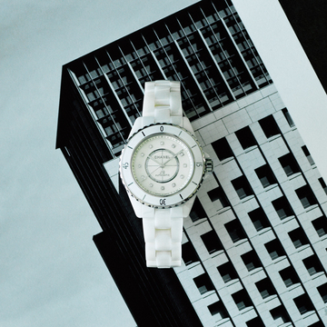 【50代が選びたいブレスレットウォッチ】白のオーラきわだつシャネルの「J12」で清潔感と軽やかさを