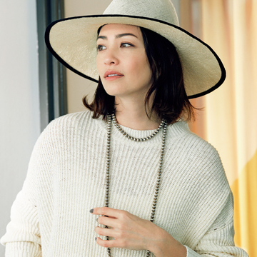 モダンなボールネックレスをパール代わりに効かせて【旬のネックレス】