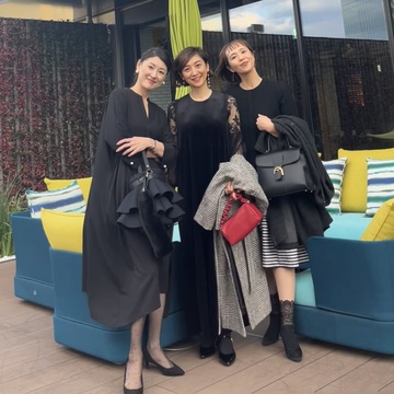 まるでブラックコーデ三姉妹？