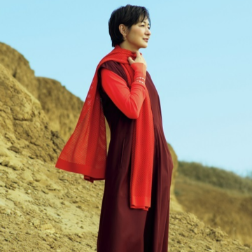 【富岡佳子、空と、大地と、エルメスと】メッシュ状の上質ストールを初夏らしくまとう