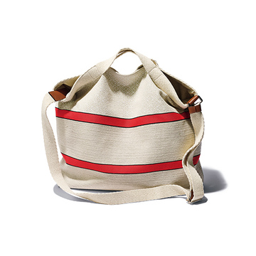 「ロエベ」のクロスボディトートは両手があくから旅行でも使いやすい