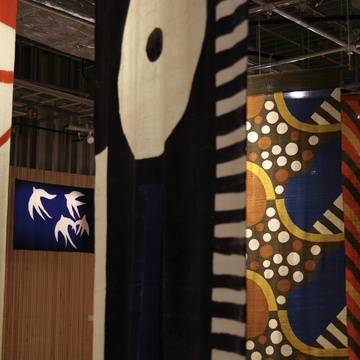 『柚木沙弥郎 life・LIFE』展、躍動する文様たち。