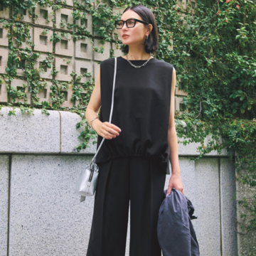 9月のオールブラックコーデは小物で軽やかさのバランスを微調整して。気温30℃｜9/12(金)【50代の毎日コーデ】