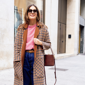 【ミラノマダムの冬スタイルSNAP】ミラノは「チェック柄コート」でスニーカー姿を格上げ