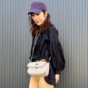 フリルが目を惹くボザムシャツをカジュアルに！