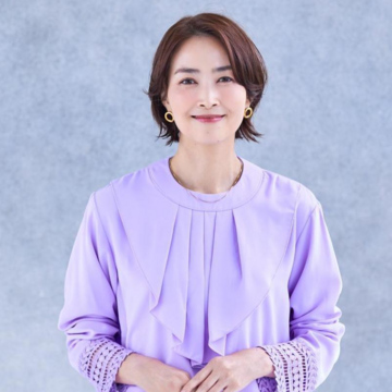 ぺたんこ髪をレイヤーでボリュームアップ。毛先のハネや動きがおしゃれなショート【40代・50代髪型】