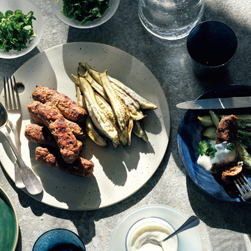 意外と簡単に作れる「シークケバブ」は、なすと相性抜群！初夏のテラスでいただきたい