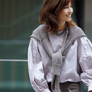 さりげなく秋色を意識！袖のデザインが特徴的なブラウスでリッチ感アップ