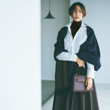 シャツの下に薄手のタートルニットを重ねてコーデに新鮮さを