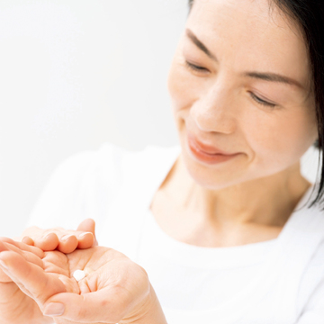 朝はベースメイク感覚で乳液を使う！松本千登世さん流「朝の装う乳液の使い方」