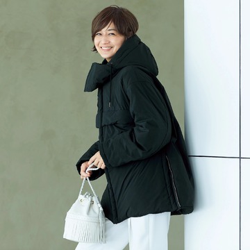 富岡佳子さんが着こなす“スポーティな黒”「ATON×éclat」中綿フーディ