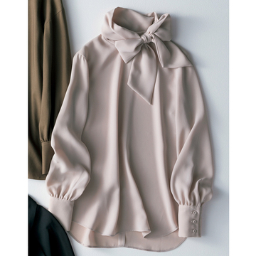 シックな色で端正さを演出！ビジネスシーンで使える「ボウタイブラウス」　五選