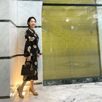 華組初回の投稿は華やかな花柄のワンピース風セットアップで