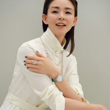 【「エルメス カット」私のスタイルをつくる時計】ダイヤモンドの輝きと若草色のストラップをまとって