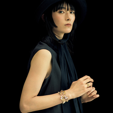 ストイックコーデで輝く「ヴァン クリーフ＆アーペル」のブレスレット