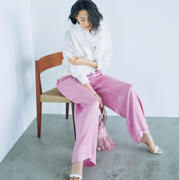 ツヤパンツにはアンクルストラップのサンダルで抜け感を【優美なパンツとフェミニンシューズ】