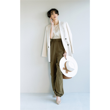 初夏のジャケットスタイルは旬なワークパンツで抜け感を。気温22℃｜5/9(火)【50代の毎日コーデ】