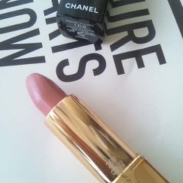 赤にしようか、ベージュにしようか・・