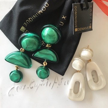 ドミニク・ドゥネーヴのピアス