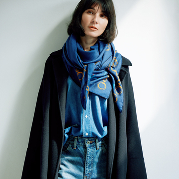 エルメスのカシミヤシルクストールは「アフガン巻き」でラフに楽しんで【今どきストールの新流儀】