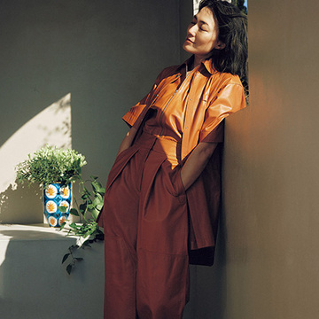 セットアップで「エルメス」のスムースカーフスキンを全身で堪能！【板谷由夏「エルメス」と描く、軽やかなエレガンス】