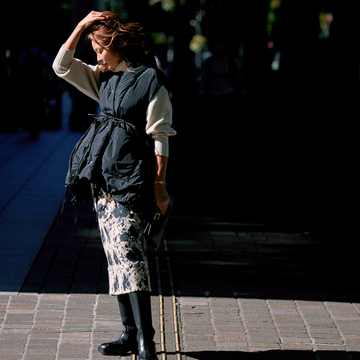 半端丈のスカートにこそロングブーツを！ Iライン強調で洗練カジュアル完成【着こなしの鮮度が上がるブーツ】