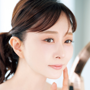 【石井美保さん エクラ世代になって始めたケア】ウォーキング、朝の美顔器、拡大鏡でお手入れをもっと楽しく！