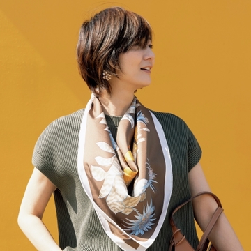 富岡佳子さんがお手本！ エルメスのカレをさらりと巻いてサファリカラーのポイントに