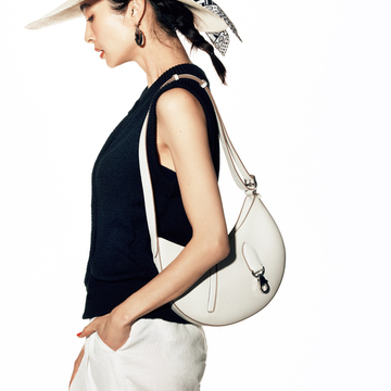 【2024夏 ブランドバッグ】エルメスの白レザーバッグが夏の着こなしにマッチ