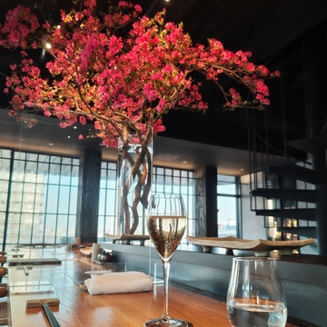 スタイリッシュな空間、絶品の焼鳥屋さん