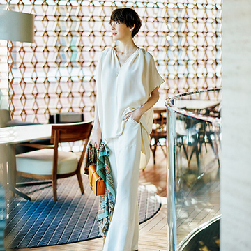 女性らしいシルエットが決まる！シルク素材のブラウス＋パンツのセットアップコーデ