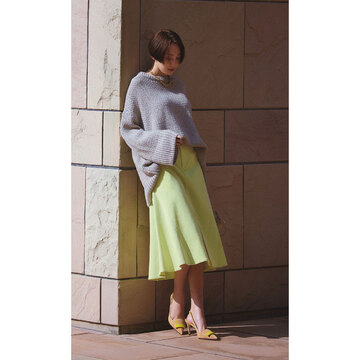 ラフなニットとエレガントなスカートのメリハリで、ワンツーコーデがこなれる。気温25℃｜6/2(金)【50代の毎日コーデ】