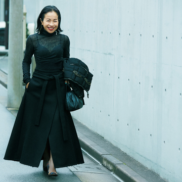 ボリュームスカート＆透け感トップスで冬の黒を華やかに！【おしゃれエディターのロングスカート着こなし術】