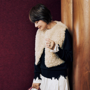 【富岡佳子 チャーミングなエコファーをまとって】トップスに重ねれば即今年らしく！ショート丈のベスト