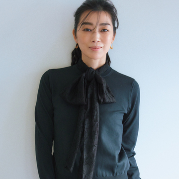 【おしゃれ刷新力のあるレース】ボウタイブラウスにニットを重ねて上級者見え