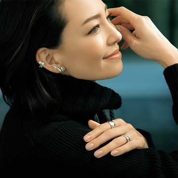 横顔を美しく見せる！シャネルの「彗星＆リボン」モチーフイヤリング