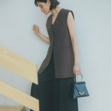 深みのあるブラウンのジレで存在感あるワイドパンツをキレよく引き締める。最低気温23℃｜9/19(金)【50代の毎日コーデ】