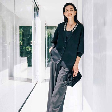 顔まわりを華やかに彩る！シンプルになりすぎない「装飾つきニット」4選