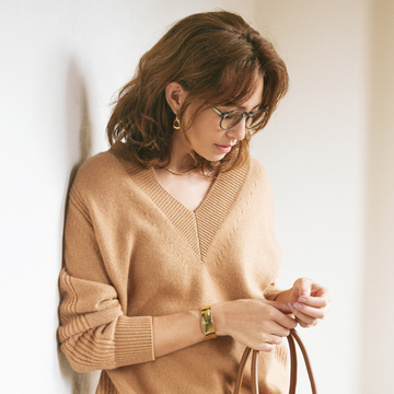 【大人の辛口ベージュコーデ】こっくりキャメルのVネックニット×グレーのスラックスでハンサムコーデ