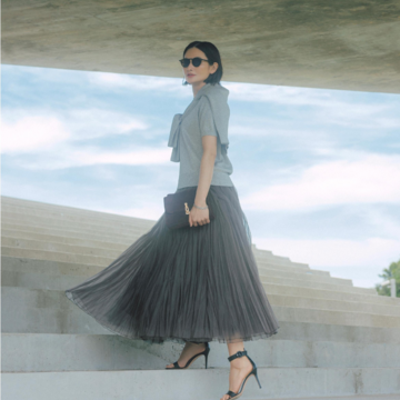 甘いオーガンジースカートは糖度控えめなブラウンカラーで、大人らしいシックな華やかさを表現。最低気温18℃｜9/30(火)【50代の毎日コーデ】