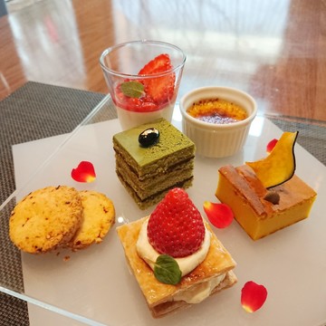 都心の緑溢れる庭でおひとりさまアフタヌーンティーを満喫♪