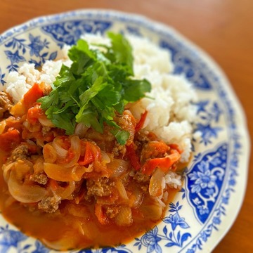 お鍋ひとつでできる！ごはんにもパスタにも合う「新玉ねぎのトマト煮込みレシピ」